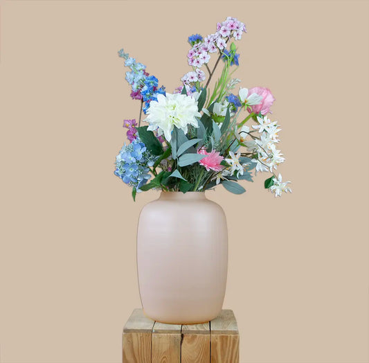 Zijden boeket roze, wit en blauw, soft romance in vaas ivoor