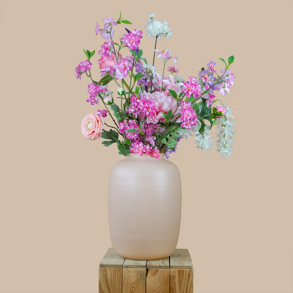 Zijden boeket licht roze, wit, paars, blush bloom in vaas ivoor