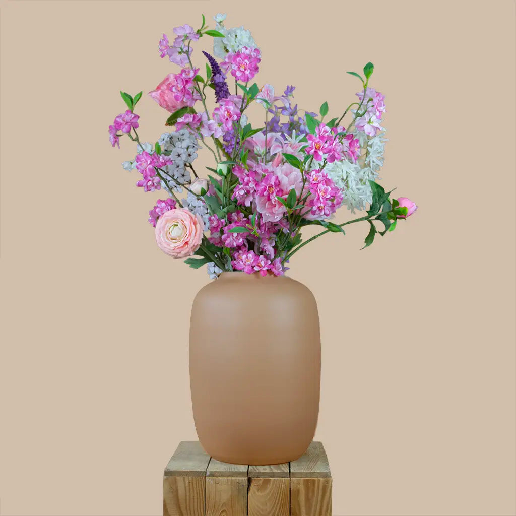 Zijden boeket licht roze, wit, paars, blush bloom in vaas sand