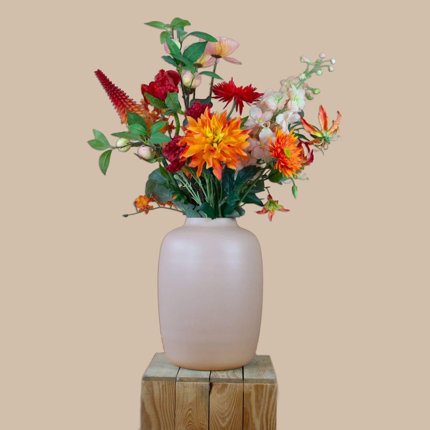 Zijden boeket oranje, rood, sunset glow in vaas ivoor