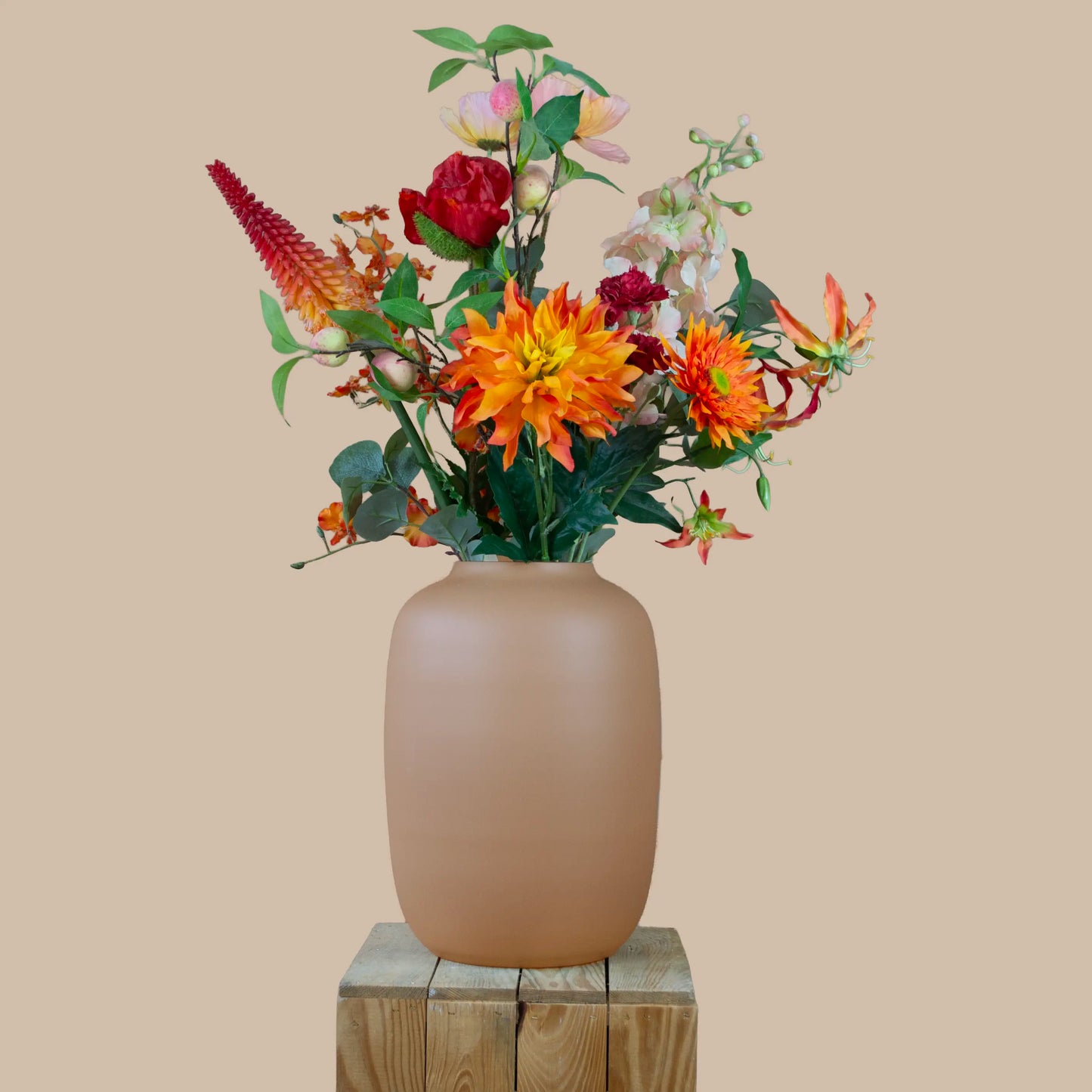 Zijden boeket oranje, rood, sunset glow in vaas sand