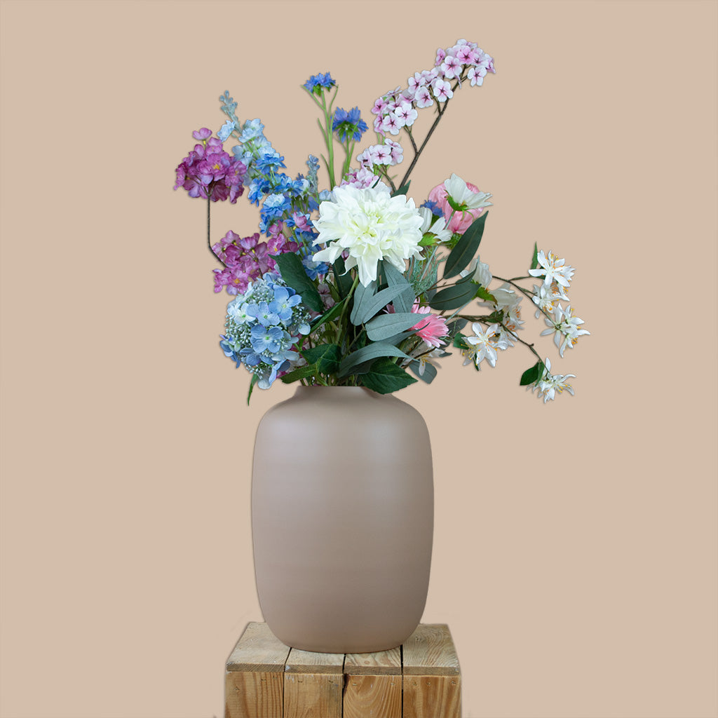 Zijden boeket roze, wit en blauw, soft romance in vaas sand