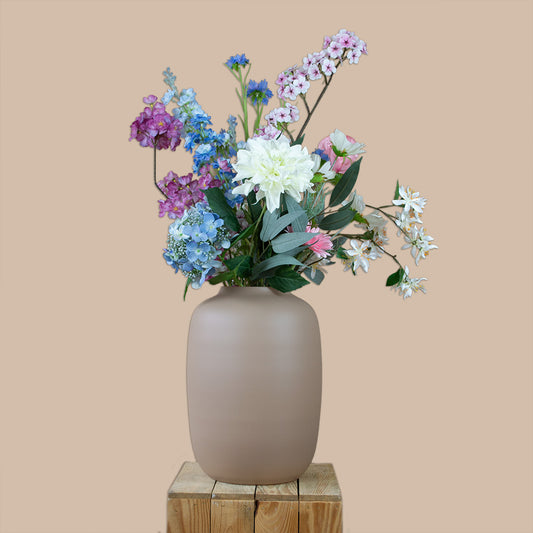 Zijden boeket roze, wit en blauw, soft romance in vaas sand