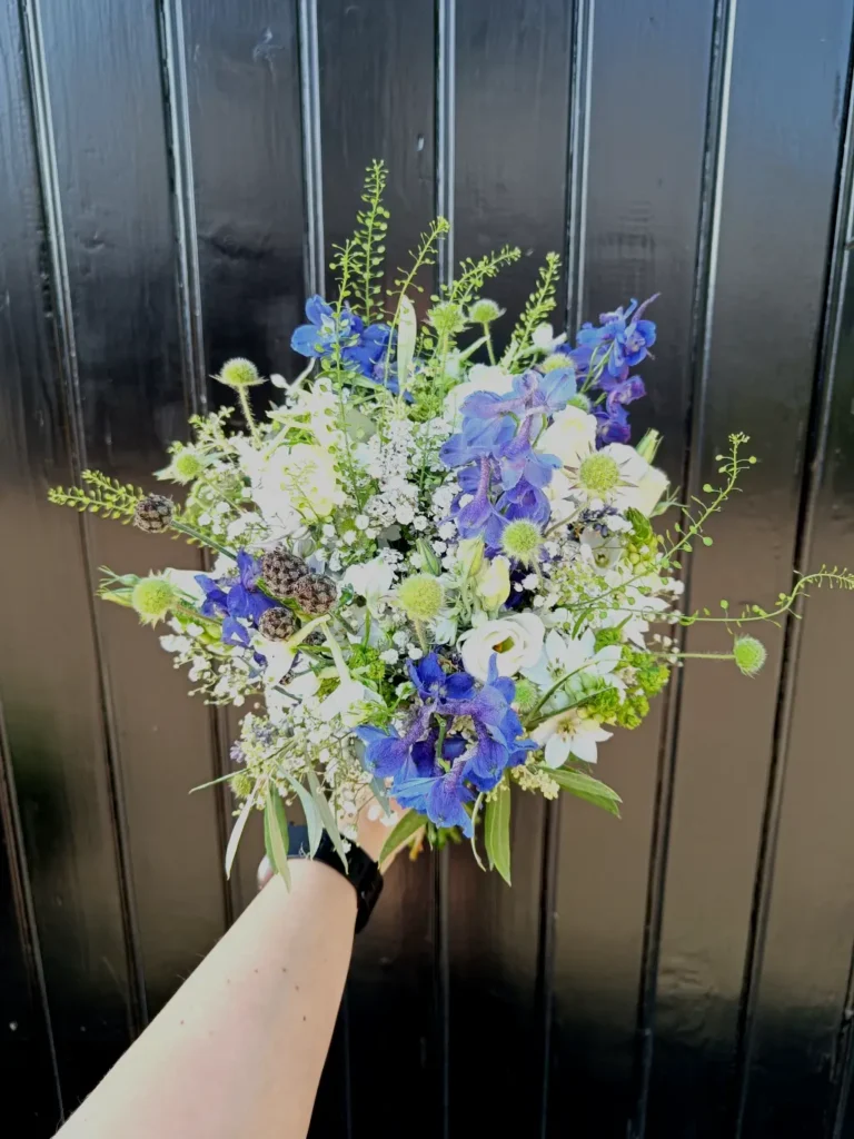 Bruidsboeket met plukbloemen in de kleuren blauw en wit
